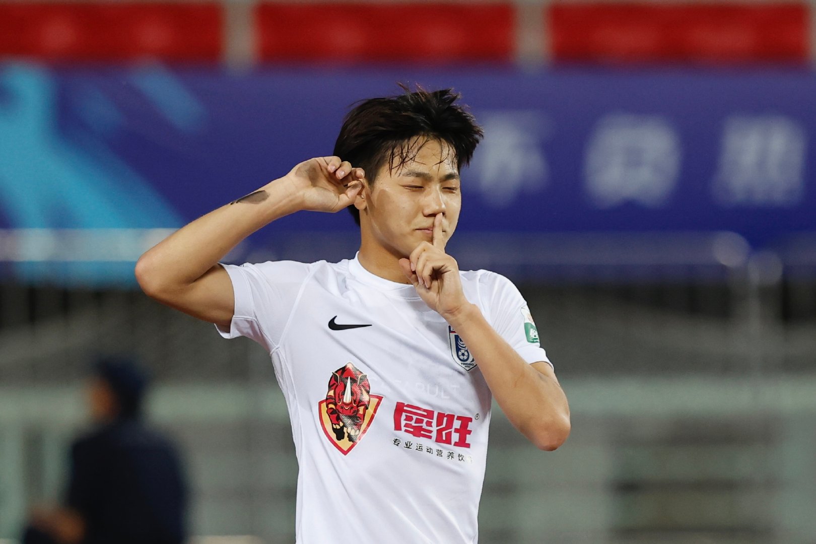 大连英博延续客场不胜魔咒 两球领先遭争议点球绝平